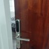 Puerta con cerradura digital en Residencial Anchorena
