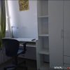 Escritorio con silla regulable en la habitación de Residencia femenina INDER