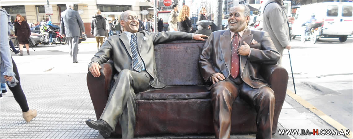Estatua de Olmedo y Portales en Avenida Corrientes