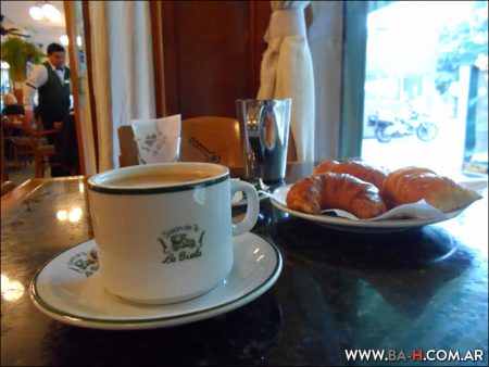 Café en el Bar La Biela, Buenos Aires