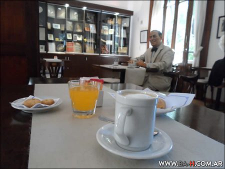 Visitar Un Café con Perón, 