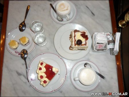 Torta y café en Confitería Las Violetas, en Buenos Aires