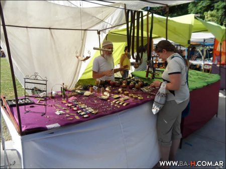 Venta de artesan[ias en la Feria Artesanal de Plaza Francia