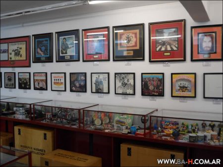 Objetos de colección en el Museo Beatle de Buenos Aires