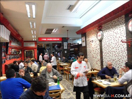 Salón de la Pizzería Güerrín