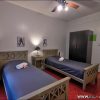 Habitación doble con camas individuales en el Play Hostel Arcos Palermo, Buenos Aires