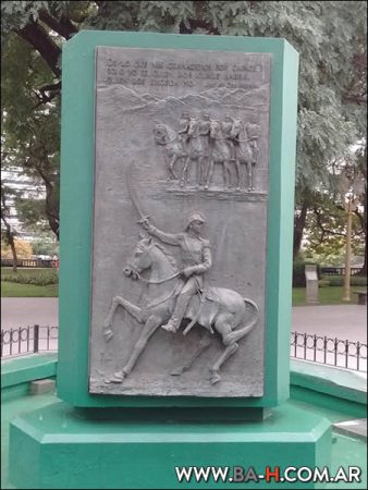 Monumentos en la plaza General San Martín