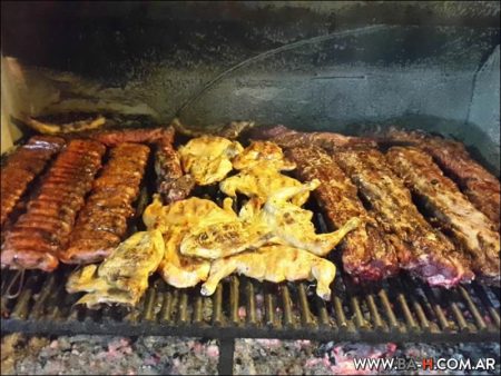 Asado en la Fiesta gaucha en la Estancia Santa Susana, provincia de Buenos Aires